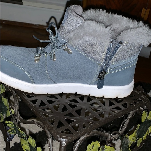 Ugg low top waterproof shoes/boots - Picture 3 of 6